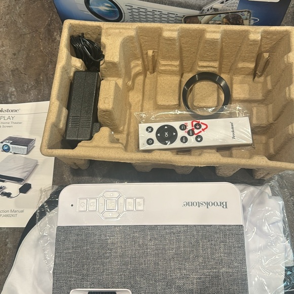 All-in-one home theater projector & screen - Picture 3 of 3